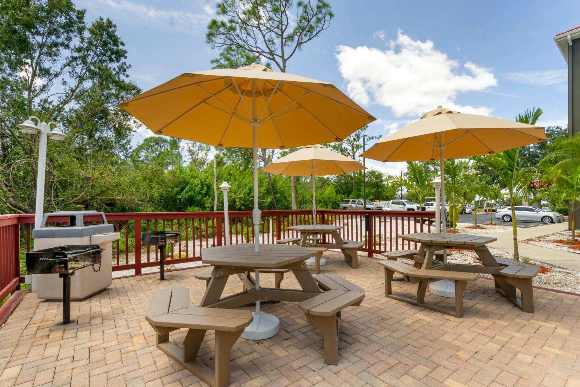 Comfort Inn & Suites Port Charlotte-Punta Gorda Bagian luar foto