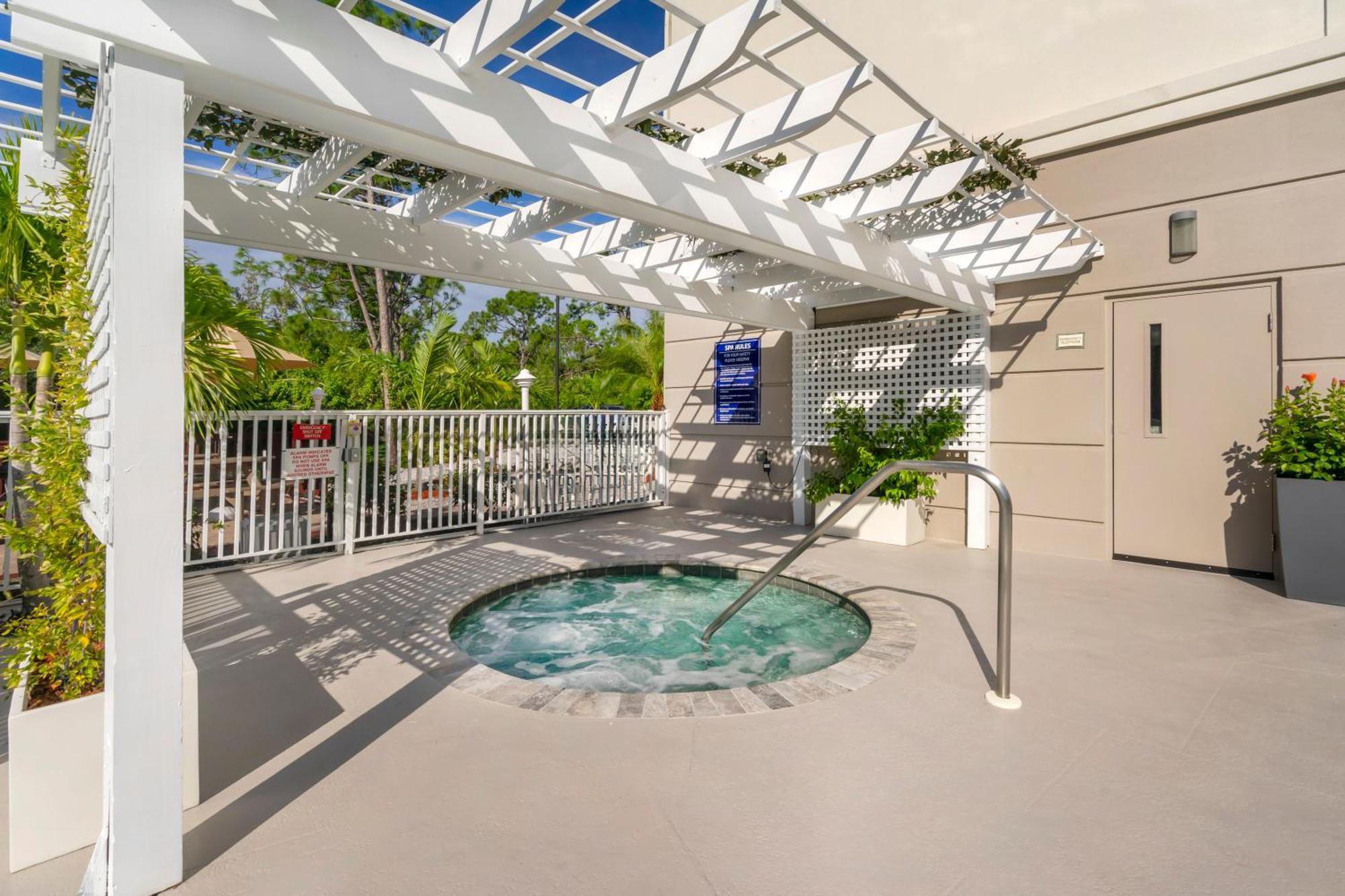 Comfort Inn & Suites Port Charlotte-Punta Gorda Bagian luar foto