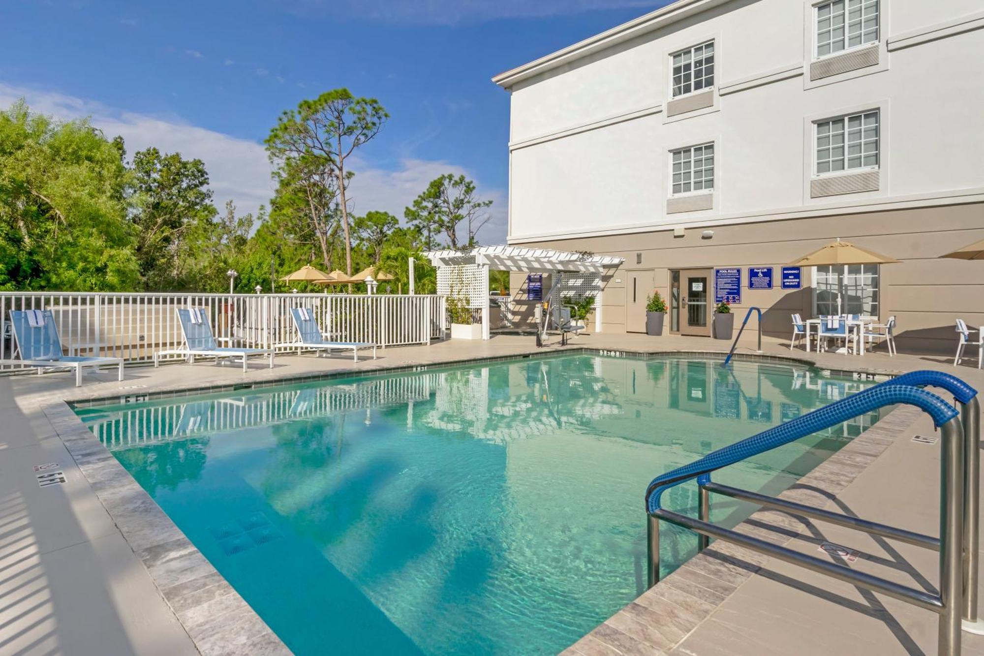 Comfort Inn & Suites Port Charlotte-Punta Gorda Bagian luar foto
